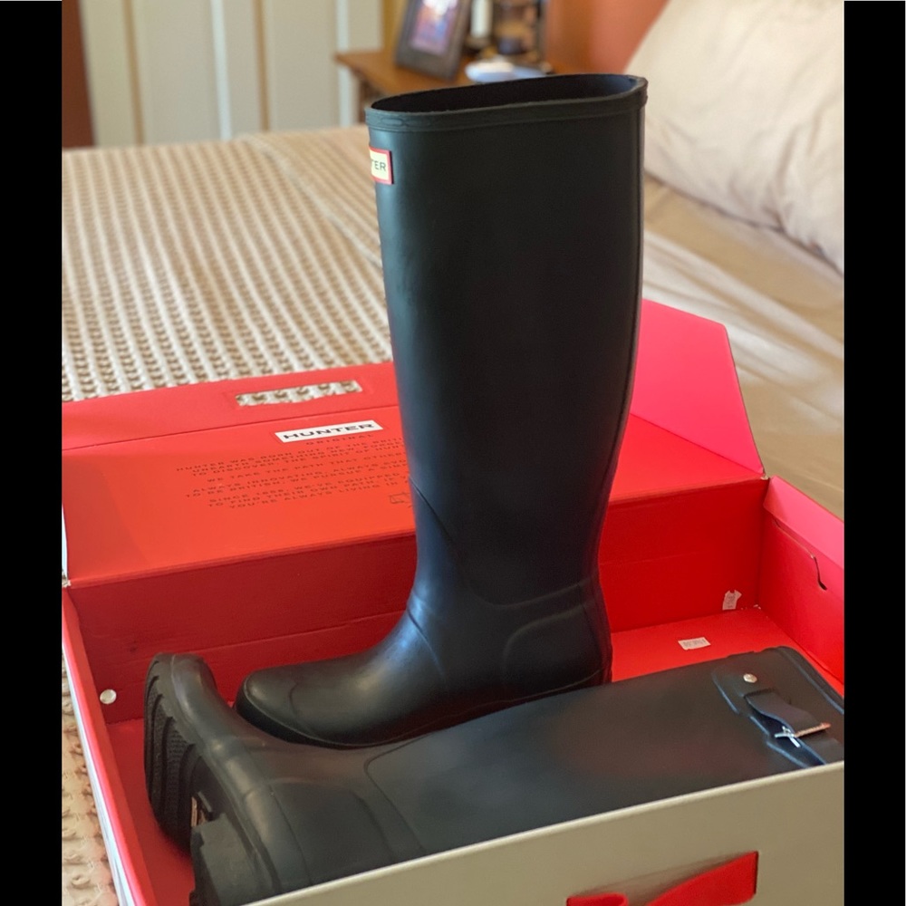 Womens tall Hunter rain boots. Size 5.